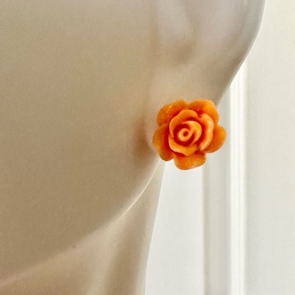 Small orange flower post earrings - Picture 6 of 7